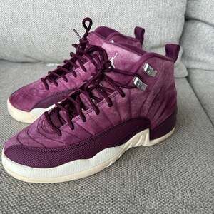 AIR JORDAN 12 XII RETRO SIZE 5.5Y. BORDEAUX